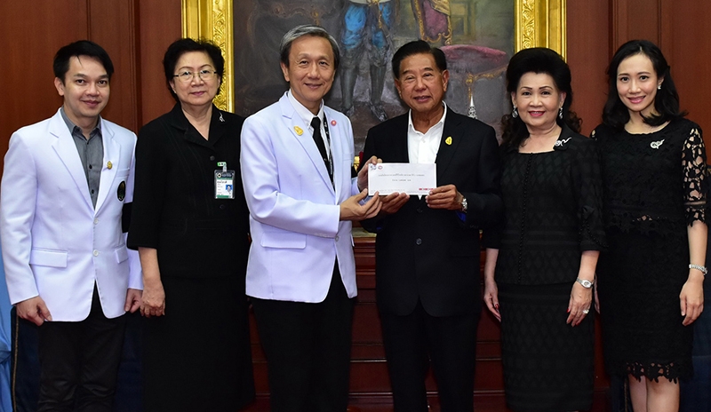 กิจกรรมเพื่อสังคม     ประจักษ์ –ละออ ตั้งคารวคุณ ประธานที่ปรึกษากลุ่มบริษัททีโอเอ และ ประธานมูลนิธิคุณแม่ลี้กิมเกี้ยว มอบเงิน 1,600,000 บาทจากโครงการ “160 ดวงตาสดใส ไร้โรคต้อ ถวายพ่อปี 2” ให้แก่ ศ.นพ.ประสิทธิ์  วัฒนาภา คณบดีคณะแพทยศาสตร์ศิริราชพยาบาล ม.มหิดล ที่ โรงพยาบาลศิริราช