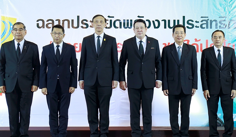 ให้ผู้ประกอบการ : พล.อ.อนันตพร กาญจนรัตน์ รมว.พลังงาน มอบฉลากประหยัดพลังงานประสิทธิภาพสูง “โครงการส่งเสริมเครื่องจักรอุปกรณ์ประสิทธิภาพสูงและวัสดุเพื่อการอนุรักษ์พลังงานโดยการติดฉลาก” โดยมี อารีพงศ์ ภู่ชอุ่ม ปลัดกระทรวงพลังงาน ต้อนรับ ที่ โรงแรมมิราเคิล แกรนด์ คอนเวนชั่น