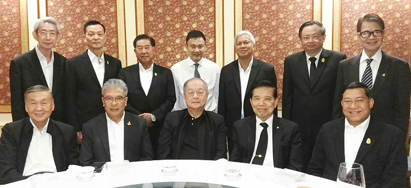 นิสิตจุฬาฯดีเด่น : ไพรัช วรปาณิ และ ประจักษ์ ตั้งคารวคุณ ร่วมจัดงานเลี้ยงแสดงความยินดีให้แก่ ดิสทัต โหตระกิตย์ ในโอกาสที่ได้รับรางวัลนิสิตเก่าจุฬาฯดีเด่น โดยมี พล.ต.อ.ชัชวาลย์ สุขสมจิตร์, พล.ต.ท.วิบูลย์ บางท่าไม้, จุลสิงห์ วสันตสิงห์, สมัคร เจียมบุรเศรษฐ์, มนตรี ศรีเอี่ยมสะอาด และ พงษ์ภาณุ เศวตรุนทร์ ร่วมแสดงความยินดี ที่โรงแรมเดอะทวินทาวเวอร์ รองเมือง ปทุมวัน