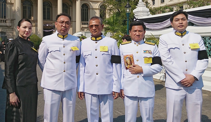 สำนึกในพระมหากรุณาธิคุณ    ธีระ - วัชรา ณ วังขนาย 2 รอง ปธ.กก.กลุ่มวังขนาย และ บุญญฤทธิ์ ณ วังขนาย ผจก.ทั่วไป พร้อมคณะผู้บริหาร เป็นเจ้าภาพร่วมในพระพิธีธรรมสวดพระอภิธรรมพระบรมศพ พระบาทสมเด็จพระปรมินทรมหาภูมิพลอดุลยเดช ณ พระที่นั่งดุสิตมหาปราสาท ในพระบรมมหาราชวัง