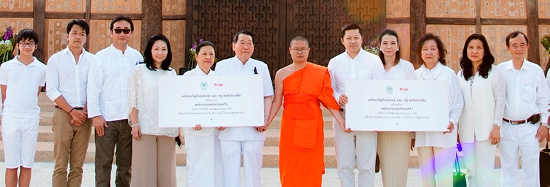 เผยแผ่พระพุทธศาสนา    ธนินท์ - คุณหญิงเทวี เจียรวนนท์ และครอบครัว ร่วมพิธีถวายวิปัสสนาคารนานาชาติ หรือ “วิหารดอกบัว” ศูนย์กลางเผยแผ่พระพุทธศาสนาสู่ประชาคมโลก ซึ่งครอบครัวเจียรวนนท์ ผู้บริหาร พนักงานในเครือเจริญโภคภัณฑ์ และทรู คอร์ปอเรชั่น ร่วมสนับสนุนปัจจัยสมทบทุนสร้าง รวม 22,200,000 บาท ซึ่งออกแบบและอำนวยการสร้างโดย พระมหาวุฒิชัย วชิรเมธี และ อ.สมลักษณ์ ปันติบุญ ศิลปินเชียงราย ที่ ไร่เชิญตะวัน จ.เชียงราย