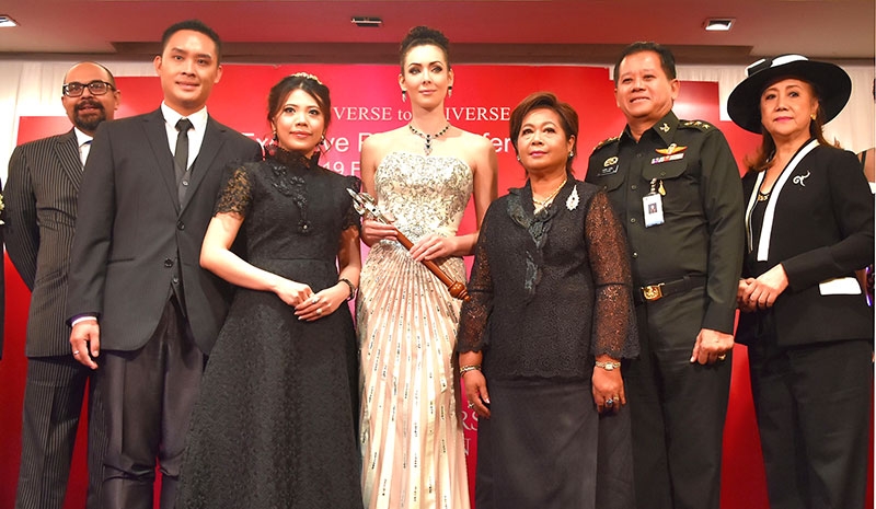 สู่เวทีระดับโลก : ม.ร.ว.วรปภา จักรพันธุ์ ประธานที่ปรึกษาฯ คณะ กก.อำนวยการกองประกวดฯแถลงข่าวจัดประกวด มิสซิสยูนิเวิร์ส 2560 ค้นหาสตรีไทยสวยสมบูรณ์แบบทั้งในและนอกบ้าน ที่โรงแรมโนโวเทล สยามสแควร์ โดยมี ซาการ์ เนเกอร์ ผจก.ทั่วไป ร่วมต้อนรับอดีตนางงามจักรวาล นาตาลี เกลโบว่า