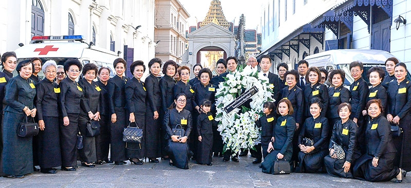 ถวายเป็นพระราชกุศล : เบญจมาศ รุจิรวงศ์ นายกสมาคมสตรีไทยแห่งประเทศไทย ในพระบรมราชินูปถัมภ์ และคณะกรรมการ ร่วมเป็นเจ้าภาพในการบำเพ็ญกุศลสวดพระอภิธรรมถวายพระบรมศพ พระบาทสมเด็จพระปรมินทรมหาภูมิพลอดุลยเดช ณ พระที่นั่งดุสิตมหาปราสาท ในพระบรมมหาราชวัง
