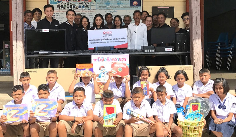 คืนรอยยิ้มหลังน้ำท่วม : สุวิมล จิวาลักษณ์ ผจก.มูลนิธิเอสซีจี ร่วมกับ บจก.ปูนซิเมนต์ไทย (ทุ่งสง) มอบครุภัณฑ์ ชั้นหนังสือ อุปกรณ์การเรียน หนังสืออ่านนอกเวลา และอุปกรณ์กีฬาให้แก่ ขวัญจิตต์ เนียมเกตุ ผอ.โรงเรียนบ้านปากบางกลม อ.ชะอวด จ.นครศรีธรรมราช ทดแทนของเดิมที่ได้รับความเสียหายจากอุทกภัย