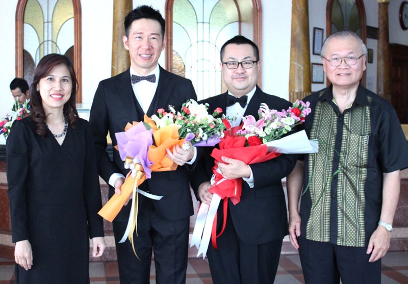 ดูโอเปียโนคลาสสิก : นวรัตน์ ธำรงวิทวัสพงศ์ ผอ.ฝ่ายสื่อสารการตลาด โรงแรมรอยัลเบญจา ต้อนรับ มร.เท็ตสึ มาชิโกะ และ มร.มาซากิ นิชิฮารา นักเปียโนชื่อดังจากญี่ปุ่น ที่มาเปิดการแสดงคอนเสิร์ตที่กรุงเทพฯ ตามที่ มงคล ชยศิริโสภณ กก.ผจก.D&M Music Studio เชิญมาและเข้าพักที่โรงแรมรอยัลเบญจา