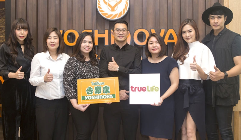 ตำนานกว่า 100 ปี : พล ศรีแดง ผอ.อาวุโส แบรนด์ “โยชิโนยะ” ในเครือ บจก.เซ็นทรัล เรสตอรองส์ กรุ๊ป และ จิรัฐติกาล สุทธิวรรณารัตน์ ผช.ผอ.บจก.ทรู มูฟ เอช ยูนิเวอร์แซล คอมมิวนิเคชั่น จัดงาน “Yoshinoya Taste of season” ให้ลูกค้า
ที่โชคดีปรุงเมนูพิเศษกับ 2 นักร้อง แม็กซ์และเมย์ จาก ทรู อคาเดมีฯ ซีซั่น 12