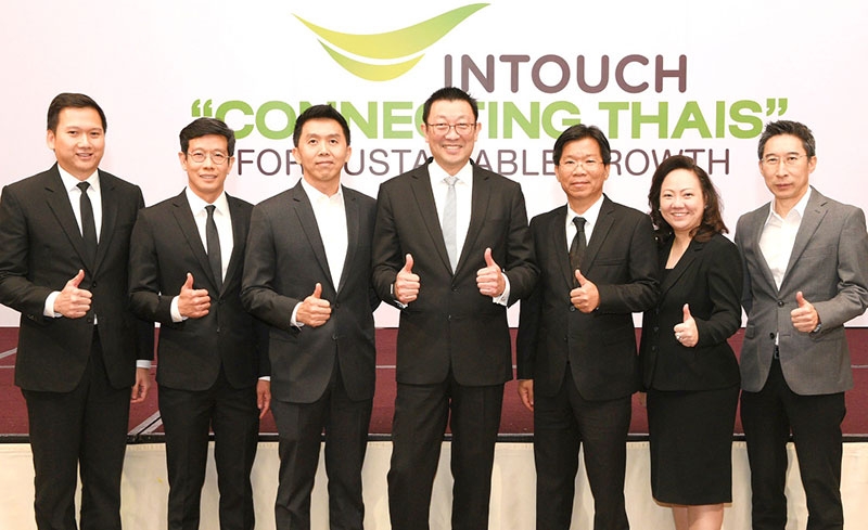 แนวคิดธุรกิจ ปี 2560 : ฟิลิป แทน ประธานเจ้าหน้าที่บริหาร บริษัท อินทัช โฮลดิ้งส์ จำกัด (มหาชน) พร้อม
คณะผู้บริหาร แถลงกลยุทธ์การดำเนินธุรกิจ ปี 2560 ภายใต้แนวคิด “CONNECTING THAIS FOR 
SUSTAINABLE GROWTH” เพื่อเชื่อมโยงความต้องการของคนไทยเข้ากับเทคโนโลยีที่ช่วยยกระดับคุณภาพชีวิตที่ดีขึ้น โดยมุ่งเน้นการสร้างการเติบโตอย่างยั่งยืนแก่ผู้ถือหุ้น ภาคธุรกิจ และผู้บริโภค ตลอดจนภาคชุมชน สังคม 
และประเทศชาติ ที่ โรงแรมสยาม เคมปินสกี้