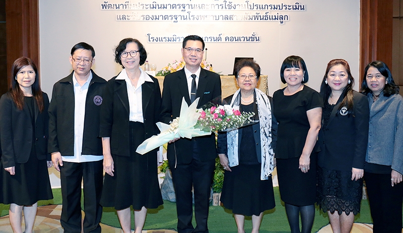 พัฒนาทีมประเมิน : นพ.อรรถพล แก้วสัมฤทธิ์ รองอธิบดีกรมอนามัย เปิดประชุม “การใช้งานโปรแกรมประเมินและรับรองมาตรฐานโรงพยาบาลสายสัมพันธ์แม่ลูก” โดยมี ศ.(เกียรติคุณ) พญ.พรสวรรค์ วสันต์ และ พญ.ยุพยง แห่งเชาวนิช เลขาธิการศูนย์นมแม่ฯ ร่วมประชุม ที่ โรงแรมมิราเคิล แกรนด์ คอนเวนชั่น