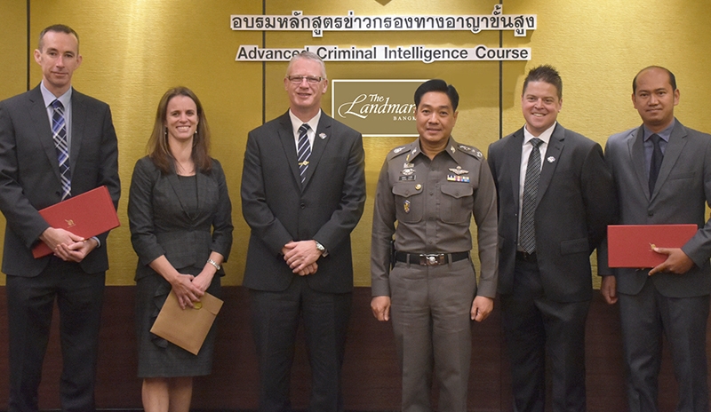 การข่าว : พล.ต.ท.พรหมธร ภาคอัต ผู้ช่วยผู้บัญชาการตำรวจแห่งชาติ เปิดอบรมหลักสูตร “ข่าวกรองทางอาญาขั้นสูง” จัดโดย สำนักงานตำรวจเครือรัฐออสเตรเลีย โดยมี ปีเตอร์ โอนีล, แคท เรย์ และ พ.ต.อ.ไพโรจน์ หมื่นกล้าหาญ ผกก.สภ.กรงปินัง จ.ยะลา ร่วมเป็นวิทยากร ที่ โรงแรมแลนด์มาร์ค