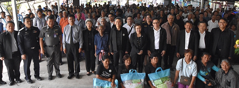 รับฟังปัญหาประชาชน : ชาญเชาวน์ ไชยานุกิจ ปลัดกระทรวงยุติธรรม ลงพื้นที่ตรวจเยี่ยมเพื่อให้การช่วยเหลือฟื้นฟูผู้ประสบอุทกภัยในพื้นที่ภาคใต้ พร้อมมอบอุปกรณ์ช่วยเหลือ และเครื่องอุปโภคบริโภค โดยมี สกล จันทรักษ์ รองผู้ว่าราชการจังหวัดนครศรีธรรมราช ต้อนรับ ที่ศาลาหมู่บ้าน ตำบลท่าเรือ อำเภอเมือง จังหวัดนครศรีธรรมราช