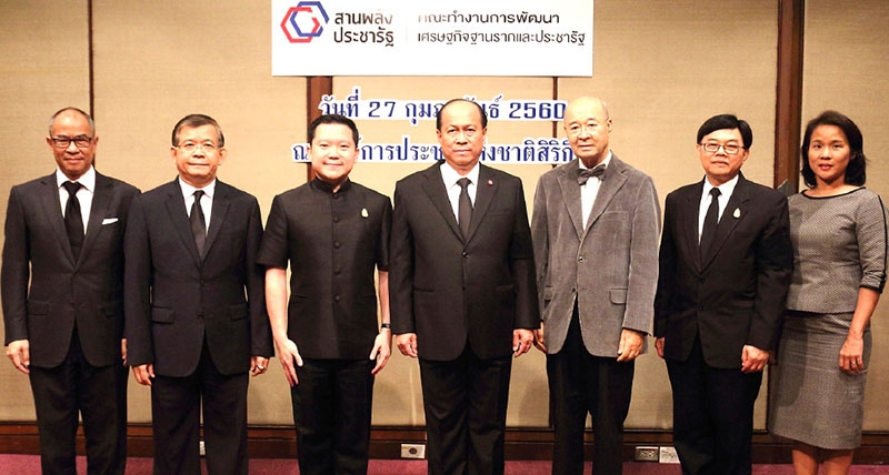 ประชารัฐ...สามัคคี : พล.อ.อนุพงษ์ เผ่าจินดา รมว.มหาดไทย ในฐานะหัวหน้าทีมภาครัฐ และ ฐาปน สิริวัฒนภักดี กก.ผอ.ใหญ่ บมจ.ไทยเบฟเวอเรจ ในฐานะหัวหน้าทีมภาคเอกชน คณะทำงานการพัฒนาเศรษฐกิจฐานรากและประชารัฐ ร่วมกันแถลงผลการดำเนินงานตลอดปี 2559 และทิศทางการดำเนินงานในปี 2560 โดยมี อภิชาติ โตดิลกเวชช์ อธิบดีกรมการพัฒนาชุมชน และผู้บริหาร บจก.ประชารัฐรักสามัคคี วิสาหกิจเพื่อสังคม(ประเทศไทย) อาทิ มีชัย วีระไวทยะ และ นพ.พลเดช ปิ่นประทีป ร่วมงาน ที่ศูนย์ฯสิริกิติ์