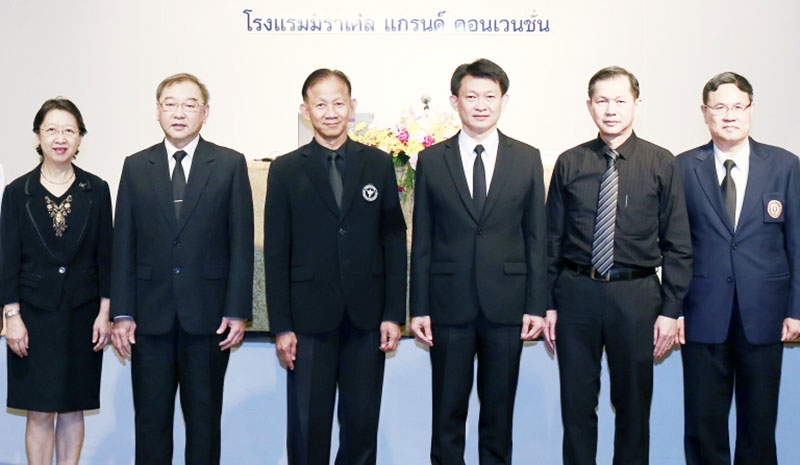 แผนยุทธศาสตร์ชาติ 5 ปี : นพ.ธีรพล โตพันธานนท์ อธิบดีกรมการแพทย์ เปิดประชุมด้านการบริจาคปลูกถ่ายอวัยวะและกระจกตา กระทรวงสาธารณสุข โดยมี นพ.ประพนธ์ ตั้งศรีเกียรติกุล รองอธิบดีฯ และ ผศ.พญ.ลลิดา ปริยกนก ผอ.ศูนย์ดวงตาสภากาชาดไทย ร่วมงาน ที่ โรงแรมมิราเคิล แกรนด์ คอนเวนชั่น