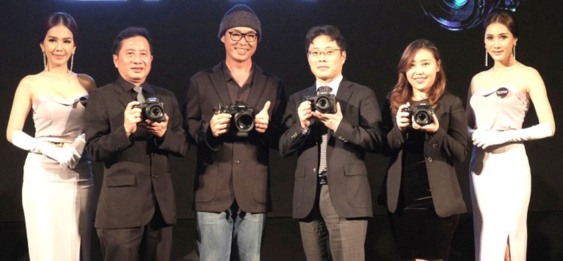 ระดับมืออาชีพ : มร.ไทสุเกะ ทารุมิ กก.ผจก.บจก.ฟูจิฟิล์ม (ประเทศไทย) และ สภารัตน์ ประดิษฐ์ ผช.กก.ผจก.และ สิทธิเวช เศวตรพัชร์ ผจก.ฝ่ายอาวุโส ผลิตภัณฑ์กล้องดิจิตอล อิมเมจจิ้ง เปิดตัวกล้อง Medium Format GFX 50s พร้อมกล้อง X-Series ใหม่ X-T20 ที่ โรงแรมเซ็นทาราแกรนด์ฯ เซ็นทรัลเวิลด์