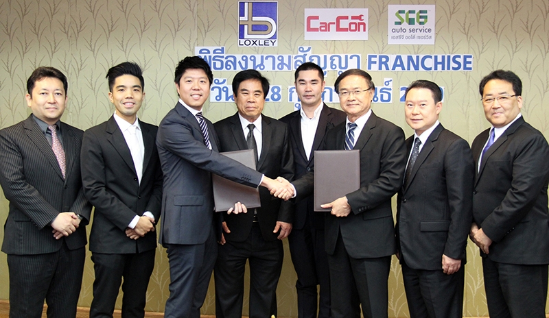 แฟรนไชส์สาขาแรก : สุรพันธ์ ภาษิตนิรันดร์ ปธ.กก.บจก.คาร์คอนวินี่ ในเครือล็อกซเล่ย์ และ อภิรัตน์ ธนาดำรงค์ศักดิ์ กก.ผจก.บจก.เอสซีจี ออโต้เซอร์วิส ร่วมลงนามสัญญาแฟรนไชส์ “คาร์คอน วิภาวดี 36” ซ่อมสีและตัวถังรถยนต์แบบรวดเร็วจากญี่ปุ่น โดยมี ธงชัย ล่ำซำ ปธ.กก.บห.บมจ.ล็อกซเล่ย์ ร่วมเป็นสักขีพยาน