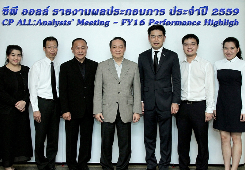 หลักธรรมาภิบาล : ก่อศักดิ์ ไชยรัศมีศักดิ์ ปธ.กก.บห.บมจ.ซีพี ออลล์ พร้อมด้วยผู้บริหาร รายงานข้อมูลผลประกอบการ ประจำปี 2559 ของบริษัท ซีพี ออลล์ จำกัด (มหาชน) และบริษัทในกลุ่ม บมจ.ซีพี ออลล์ (CP ALL FY16 Analyst Meeting) ให้แก่นักวิเคราะห์หลักทรัพย์และผู้จัดการกองทุน ที่อาคารธาราสาทร