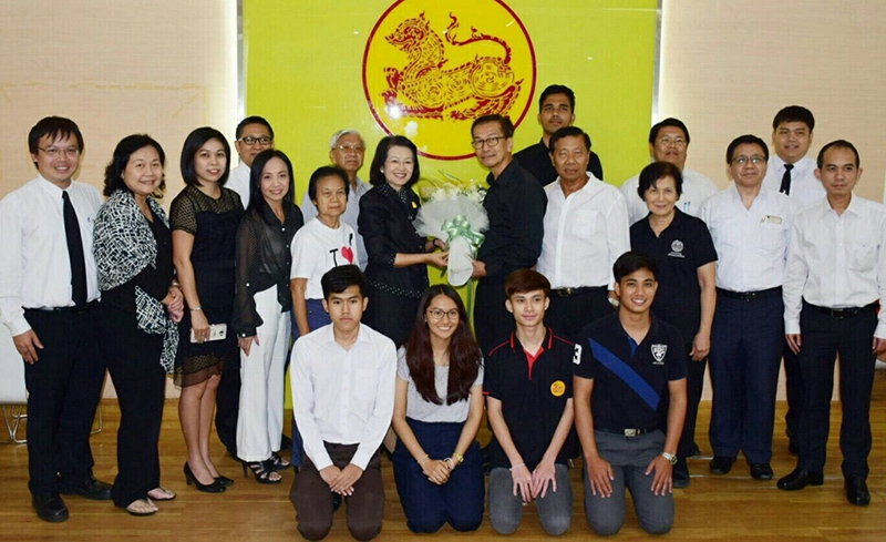 ร่วมยินดี : วรรณวิไล พรหมลักขโณ นายกสมาคมรัฐศาสตร์แห่งมหาวิทยาลัยธรรมศาสตร์ ในพระบรมราชูปถัมภ์ จัดประชุมคณะกรรมการสมาคม ครั้งที่ 1/2560 พร้อมแสดงความยินดีกับ วิเชียร ชวลิต อดีตนายกสมาคม ที่ได้รับเแต่งตั้งเป็นที่ปรึกษารัฐมนตรีช่วยว่าการกระทรวงพาณิชย์ ตามมติคณะรัฐมนตรี ตั้งแต่วันที่ 28 ก.พ. 2560 โดยมี สุรพล พงษ์ทัดศิริกุล อดีตรองปลัดกระทรวงมหาดไทย ร่วมงาน ที่คณะรัฐศาสตร์ มหาวิทยาลัยธรรมศาสตร์ ท่าพระจันทร์