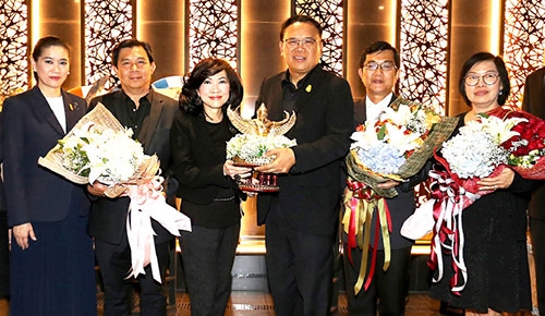 ร่วมยินดี : สุพัตรา จิราธิวัฒน์ รองประธานอาวุโสฯ โรงแรมและรีสอร์ทในเครือเซ็นทารา แสดงความยินดีกับ ดร.วิจารณ์ สิมาฉายา ที่ได้รับแต่งตั้งเป็น ปลัดกระทรวงทรัพยากรธรรมชาติและสิ่งแวดล้อม โดยมี สากล ฐินะกุล อธิบดีกรมส่งเสริมคุณภาพสิ่งแวดล้อม ร่วมงาน ที่ โรงแรมเซ็นทาราแกรนด์ฯ ลาดพร้าว