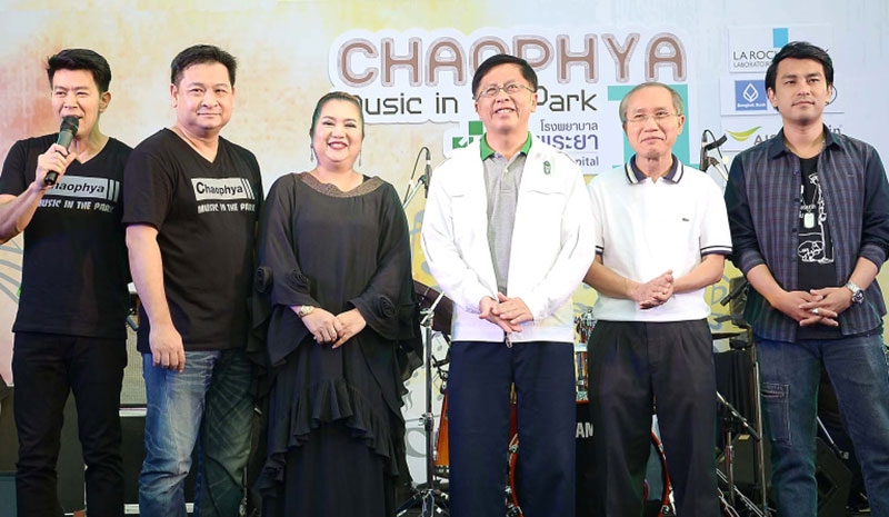 ความสุขกับเสียงเพลง : ปราโมทย์ หิรัญจารุวงศ์ ผู้อำนวยการฝ่ายบริหาร โรงพยาบาลเจ้าพระยา ต้อนรับ ประชา พัฒนรัฐ ผู้อำนวยการเขตบางกอกน้อย ในโอกาสมาร่วมงาน “ดนตรีในสวน รพ.เจ้าพระยา ครั้งที่ 11” จัดคอนเสิร์ตศิลปินนักร้องคุณภาพฟรี เพื่อรอยยิ้มและสร้างเสียงหัวเราะแก่ประชาชนที่สนใจ ตลอดเวลากว่า 3 ชั่วโมง ที่ รพ.เจ้าพระยา