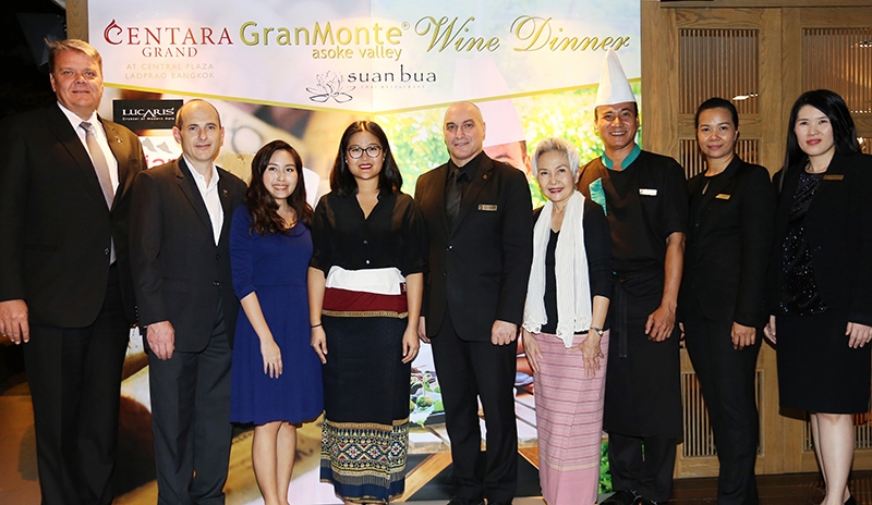 อาหารไทยหรู..คู่ไวน์ไทยเลิศ      มร.คาร์ลอส ซานเชส วิซาน รอง ผจก.ทั่วไป โรงแรมเซ็นทาราแกรนด์ฯ ลาดพร้าว, วิสุตา โลหิตนาวี ผจก.ทั่วไป ไร่องุ่นกรานมอนเต้ และ ไวน์เมกเกอร์หญิงคนแรกของเมืองไทย ร่วมเปิดงาน “กรานมอนเต้ ไวน์ดินเนอร์” ที่ ห้องอาหารไทยสวนบัว โรงแรมเซ็นทาราแกรนด์ฯ ลาดพร้าว