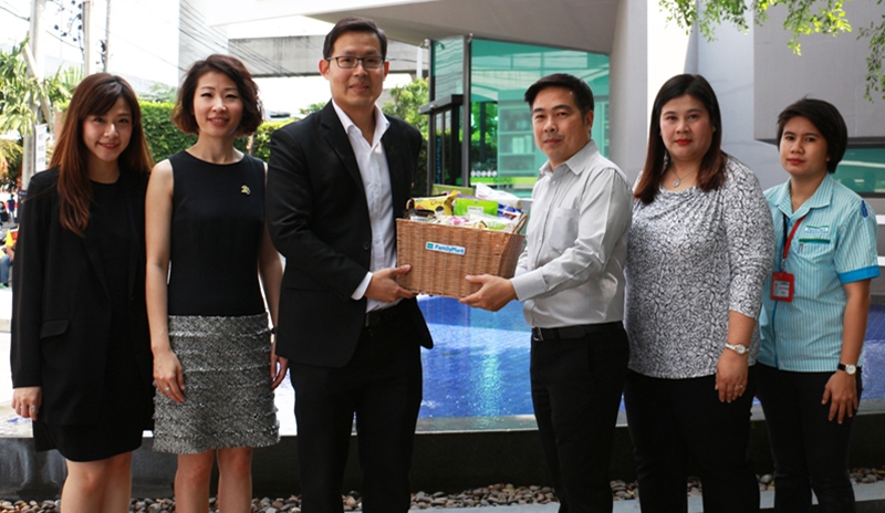 สาขาใหม่      ภาสกร ศิวะลีราวิลาศ ผอ.ฝ่ายพัฒนาธุรกิจ บริษัท เซ็นทรัลแฟมิลี่มาร์ท จำกัด เปิดแฟมิลี่มาร์ท สาขาแอสปาย สาทร-ท่าพระ เพิ่มความสะดวกสบายแก่ผู้อาศัย โดยมี ภัทรภูริต รุ่งจตุรภัทร ผช.กก.ผอ.และ ยศสวลี ประโยชน์ไพบูลย์ ผจก.อาวุโสฝ่ายบริหารลูกค้าสัมพันธ์ บริษัท เอพี (ไทยแลนด์) จำกัด (มหาชน) ร่วมแสดงความยินดี