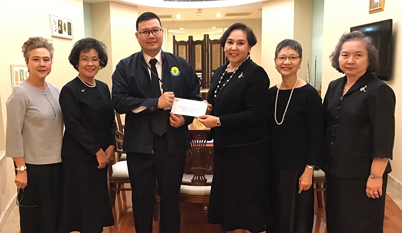 “สดุดีมหาคีตราชัน” : ปัทมนิธิ เสนาณรงค์ รอง ผจก.มูลนิธิสำนักงานทรัพย์สิน
ส่วนพระมหากษัตริย์ มอบเงินให้แก่ ซาฟีนา โกมลตะเมธี นายกสมาคมนิสิตเก่าอักษรศาสตร์ จุฬาฯ สนับสนุนการจัดคอนเสิร์ตเพลงพระราชนิพนธ์เพื่อสดุดีพระอัจฉริยภาพทางดนตรีของพระบาทสมเด็จพระปรมินทรมหาภูมิพลอดุลยเดช