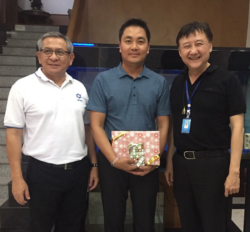 พม่าดูงาน : วิรัตน์ สุพรรณธะริดา กรรมการ บจก.โรงงานลักกี้สตาร์การทอ ต้อนรับ 
Mr.Kyaw Zay Ya-Richie Yang, Board Director แห่ง Mandalay National Golf Estate Development Co.,Ltd.สาธารณรัฐแห่งสหภาพเมียนมา 
ในโอกาสเข้าเยี่ยมชมกิจการของบริษัท ที่ ต.อ้อมใหญ่ อ.สามพราน จ.นครปฐม