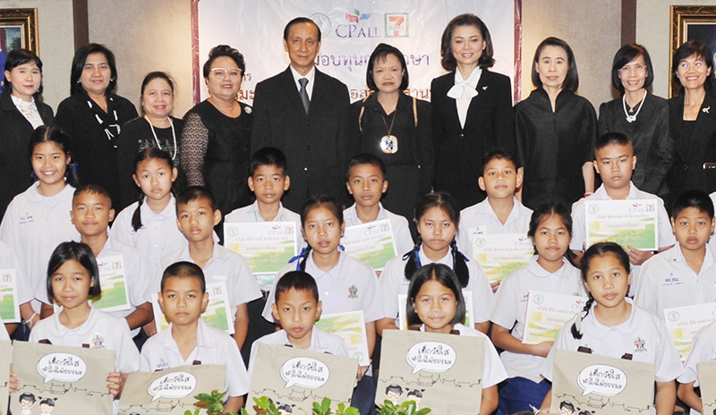 สื่อเพื่อการศึกษา : ภราดา ดร.เดชาชัย ศรีพิจารณ์ ผอ.โรงเรียนอัสสัมชัญ ลงนาม
สัญญาสั่งซื้อไอแพด (iPad) ในโครงการการพัฒนาคุณภาพการศึกษาด้วยสื่อเทคโนโลยี 
จาก บมจ.คอมเซเว่น โดยมี ภราดาวิทยา เทพกอม รอง ผอ.โรงเรียนอัสสัมชัญ ร่วมนำมาใช้ในการเรียนการสอนของนักเรียนชั้น ม.1 ปีการศึกษา 2560