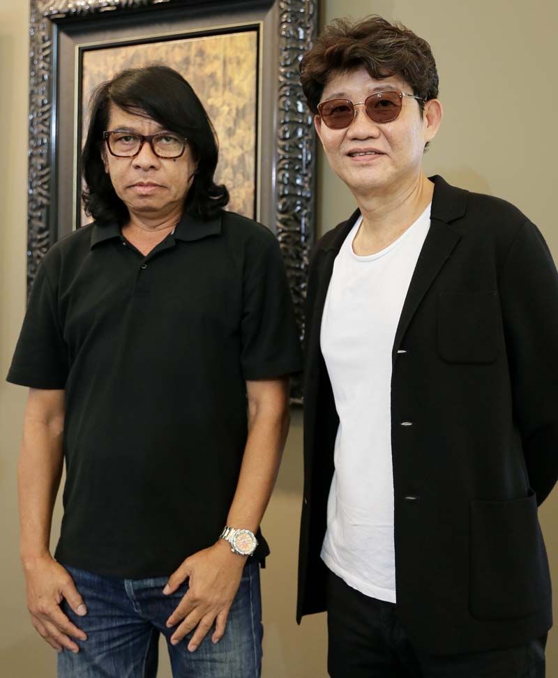 ศิลปิน วราวุธ ชูแสงทอง และ ศักดิ์ชัย ศรีรุ่งกิจสวัสดิ์ นักสะสมงานศิลป์