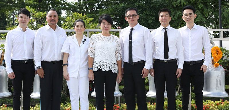 คณะผู้จัดงาน ร่วมในพิธี ธเนศ จิระเสวกดิลก,ศกร ทวีสิน,นวพร ศุขเทวา ผจก.ทั่วไป สายงานโอเปอเรชั่น ศูนย์การค้าเซ็นทรัล เอ็มบาสซี,ปิยวรรณ ลีละสมภพ รอง กก.ผจญ.ฝ่ายการตลาด บจ.สรรพสินค้าเซ็นทรัล,ศักดิ์สิทธิ์ ปิติพงศ์สุนทร ผอ.อาวุโส ผู้บริหารสายสื่อสารองค์กร ธ.ไทยพาณิชย์ จำกัด (มหาชน),สมรรถ อินทรกำธรชัย ผอ.อาวุโส ผู้บริหารสายวางแผนกลยุทธ์ ธ.ไทยพาณิชย์ จำกัด (มหาชน),พัฒนพงศ์ รานุรักษ์