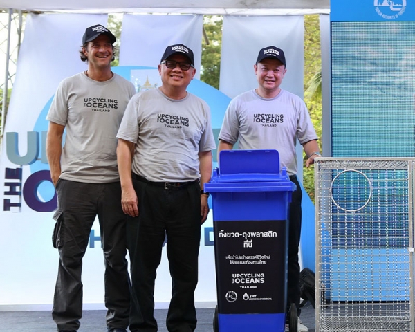 (ซ้าย) มร.ฮาเวียร์ โกเยนิเช่, สุพัฒนพงษ์ พันธ์มีเชาว์, ยุทธศักดิ์ สุภสร