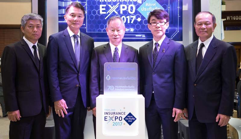 คณะผู้บริหาร บมจ.กรุงเทพประกันภัย ร่วมถ่ายภาพภายในบูธกรุงเทพประกันภัย