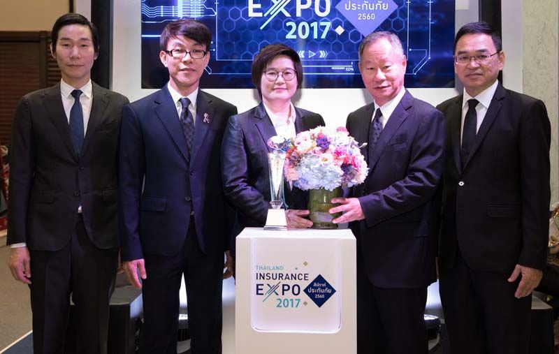 คณะผู้บริหารร่วมยินดีกับตัวแทนของบริษัทฯ ในโอกาสที่ได้รับรางวัล ตัวแทนประกันวินาศภัยดีเด่น ประจำปี 2559