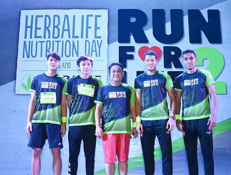 สุพจน์ ฤทธิพิชัยวัฒน์ และนักกีฬาชั้นนำของไทย ซึ่งเป็นแบรนด์แอมบาสซาเดอร์ของเฮอร์บาไลฟ์ นิวทริชั่น ทั้ง 4 คน ได้แก่ พัชรพล นิพรรัมย์, ทนงศักดิ์แสนสมบูรณ์สุข, กวินทร์ ธรรมสัจจานันท์ และ ธีรศิลป์ แดงดา