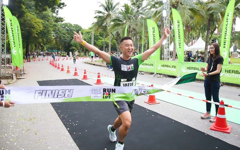 สีหน้าดีใจของนักวิ่งขณะวิ่งเข้าเส้นชัยได้สำเร็จ