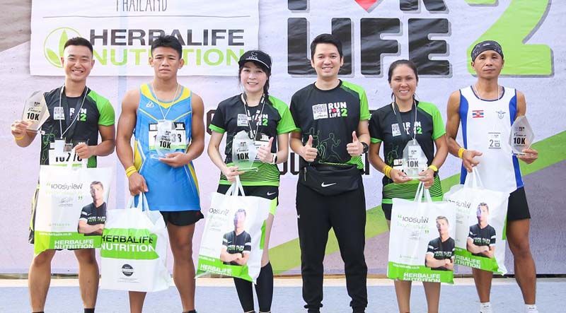 ร่วมแสดงความยินดีแก่ผู้ชนะการแข่งขันวิ่ง 5 กิโลเมตรสุดมันส์และวิ่งมินิมาราธอน 10 กิโลเมตร