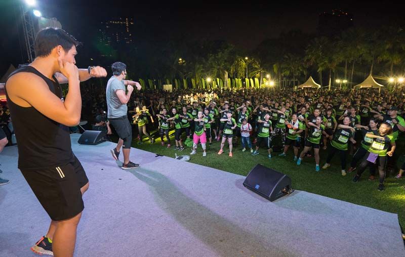 นักวิ่งกว่า 2,000 คน ร่วมกิจกรรมอบอุ่นร่างกาย ก่อนการแข่งขันวิ่ง 5 กม. และวิ่งมินิมาราธอน 10 กม.