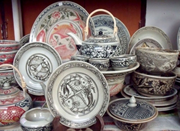 “เซรามิก” (Ceramic) มีรากศัพท์มาจากภาษากรีกโบราณคือ “Keramos” แปลว่า“สิ่งที่ถูกเผา” หรือก็คือ “เครื่องปั้นดินเผา” ซึ่งพบได้ในอารยธรรมต่างๆ ทั่วโลก ที่มีชื่อเสียงที่สุดคือเครื่องปั้นดินเผาของจีน เซรามิกกับอารยธรรมไทยนั้นที่คุ้นหูกันดีคือ “เครื่องสังคโลก” สมัยอาณาจักรสุโขทัย หรือเมื่อกว่า 700 ปี ส่วนเซรามิกยุคใหม่ของไทย เริ่มต้นที่ จ.ราชบุรี และ จ.ลำปาง เมื่อเกือบร้อยปีก่อน จากช่างชาวจีนแผ่นดินใหญ่ที่มาตั้งรกรากในประเทศไทย และได้รับการพัฒนาสืบต่อมาจนถึงปัจจุบัน