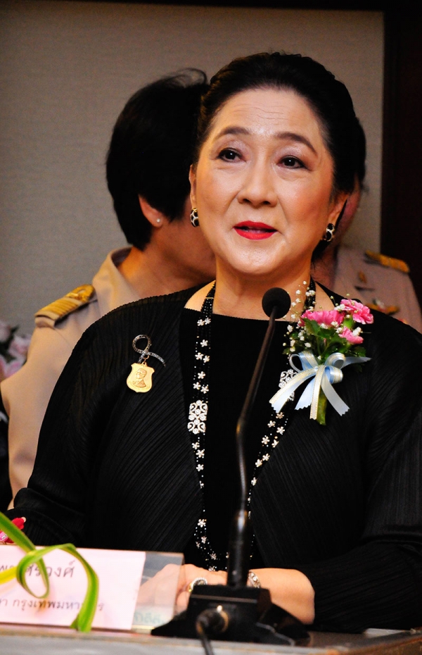 ผาณิต พูนศิริวงศ์ ประธานมูลนิธิช่วยการศึกษา กทม. กล่าวรายงาน