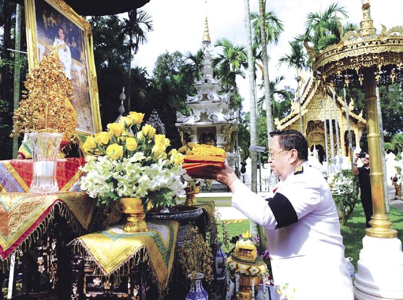 ประชัย เลี่ยวไพรัตน์ ประธานเจ้าหน้าที่บริหาร บมจ.ทีพีไอ โพลีน ผู้แทนพระองค์ อัญเชิญผ้าพระกฐินพระราชทาน