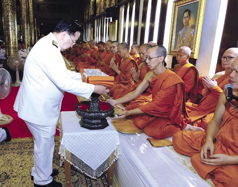 ประชัย เลี่ยวไพรัตน์ ถวายผ้าไตรจีวรแด่พระสงฆ์