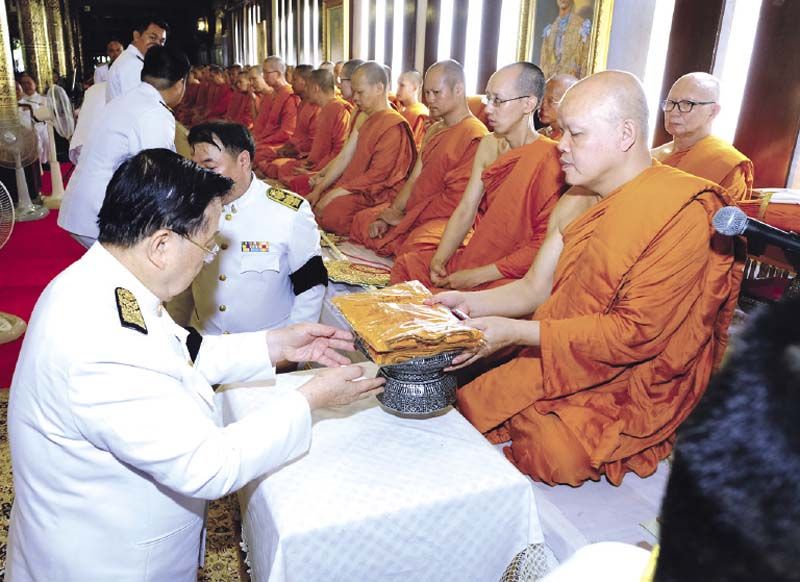 ประชัย เลี่ยวไพรัตน์ ถวายผ้าไตรจีวรแด่พระสงฆ์