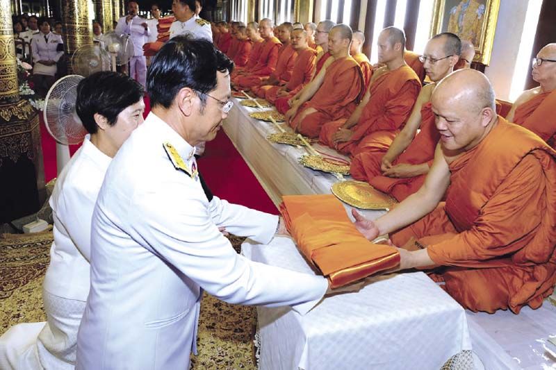 ปวิณ ชํานิประศาสน์ ผู้ว่าฯ จ.เชียงใหม่ ถวายผ้าไตรจีวรแด่พระสงฆ์