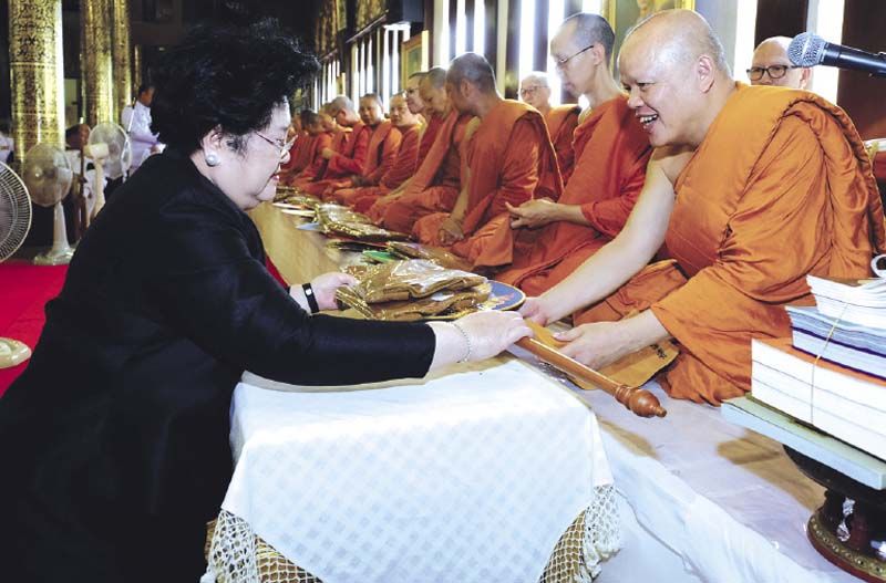 อรพิน เลี่ยวไพรัตน์ ถวายเครื่องไทยธรรม