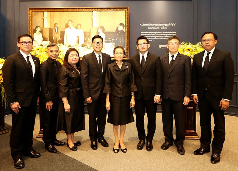 คุณหญิงชฎา วัฒนศิริธรรม กก.ธ.ไทยพาณิชย์ ประธานเปิดงานนิทรรศการ “รักในดวงใจนิรันดร์” โดยมีผู้บริหาร ธ.ไทยพาณิชย์ ศักดิ์สิทธิ์ ปิติพงศ์สุนทร ผอ.อาวุโส ผู้บริหารสาย Corporate Communication, สุธีรพันธุ์ สักรวัตร ผช.ผจญ. ผู้บริหารสูงสุดการตลาด, อารยา ภู่พานิช รอง ผจญ.ผู้บริหารสูงสุดกิจกรรมเพื่อสังคม ภาพลักษณ์และสื่อสารองค์กร, อนุชา เหล่าขวัญสถิตย์รอง ผจญ.อาวุโส Chief Risk Officer, ธนา เธียรอัจฉริยะ รอง ผจญ.อาวุโสChief Marketing Officer, เกรียง วงศ์หนองเตย รอง ผจญ.ผู้บริหารสูงสุดตรวจสอบ และ อาพัทธ์ วิชิตะกุล ผช.ผจญ.ผู้บริหารสาย Wealth Segment Sales ร่วมในพิธีเปิด