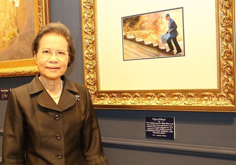 คุณหญิงชฎา วัฒนศิริธรรม บรรยายความรู้สึกถึงภาพที่นำมาร่วมจัดแสดงนิทรรศการในครั้งนี้ว่า “เป็นความโชคดีของประชาชนชาวไทยที่ได้อยู่ภายใต้ร่มพระบารมีของพระบาทสมเด็จพระปรมินทรมหาภูมิพลอดุลยเดช พระมหากษัตริย์ นักพัฒนาที่ทรงงานด้วยทศพิธราชธรรมตลอด 70 ปี ของการครองราชย์ ทรงชี้นำว่า ผู้นำที่ดีนั้น นอกจากต้องมุ่งมั่นสู่ขั้นต่อไปอย่างมิย่อท้อแล้ว ยังต้องใฝ่รู้ ศึกษา และเข้าใจให้ถ่องแท้ก่อนก้าวต่อไปด้วย”