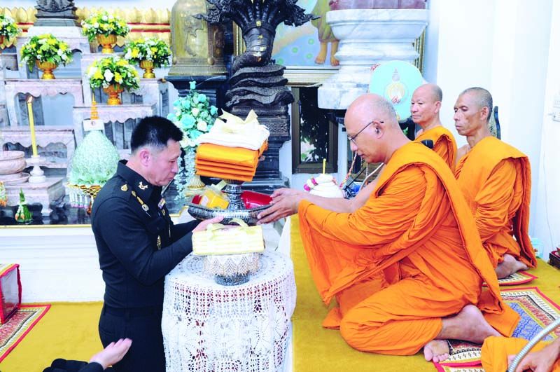 พล.อ.เทพพงศ์ ทิพยจันทร์ ถวายผ้ากฐินแก่พระสงฆ์ที่จำพรรษาครบถ้วน