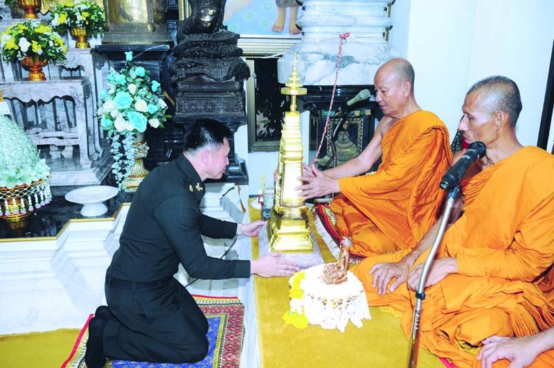 พระธรรมปาโมกข์ มอบของที่ระลึกแก่ประธานในพิธี