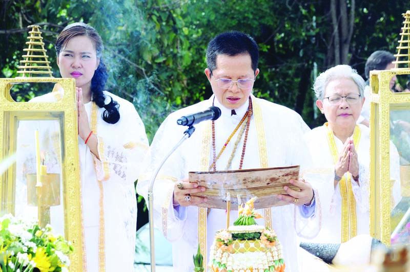 พล.ท.ณรงค์ฤทธิ์ หอมอ่อน ทำหน้าที่พราหมณ์ประกอบพิธีบวงสรวงสถานที่ประสูติ