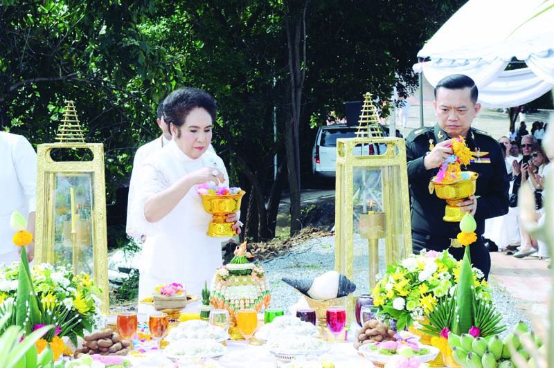 พล.ท.เถลิงศักดิ์ พูลสุวรรณ และ สุมนา อภินรเศรษฐ์ โปรยข้าวตอกดอกไม้เพื่อความเป็นสิริมงคลแก่เครื่องบวงสรวง