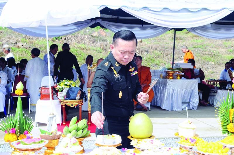 พล.ท.เถลิงศักดิ์  พูลสุวรรณ ถวายเครื่องบวงสรวง